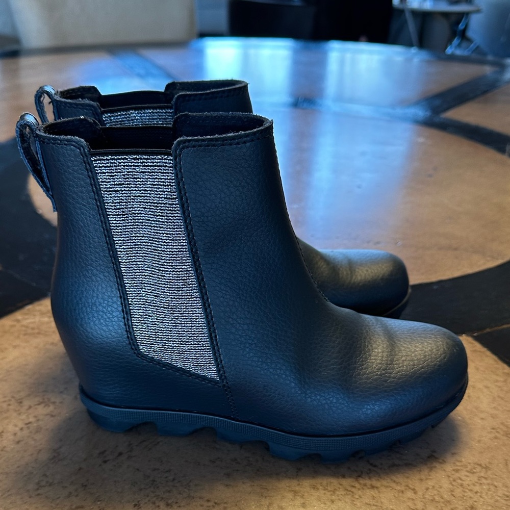 EUC Sorel Joan of Arctic Chelsea Boots Youth Girls 3 Black Hidden Wedge Booties